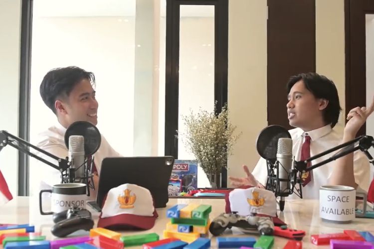 Vidi Aldiano dan Joshua Suherman sedang berbincang-bincang. (Bidikan layar YouTube Vidi Aldiano). 