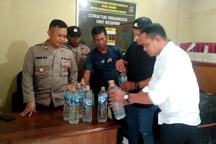 Polsek Kesatuan Pelaksanaan Pengamanan Pelabuhan (KP3) Pelabuhan Murhum Baubau mengagalkan upaya penyeludupan setengah ton minuman keras (miras) tradisional jenis arak ke Monokwari, Papua.