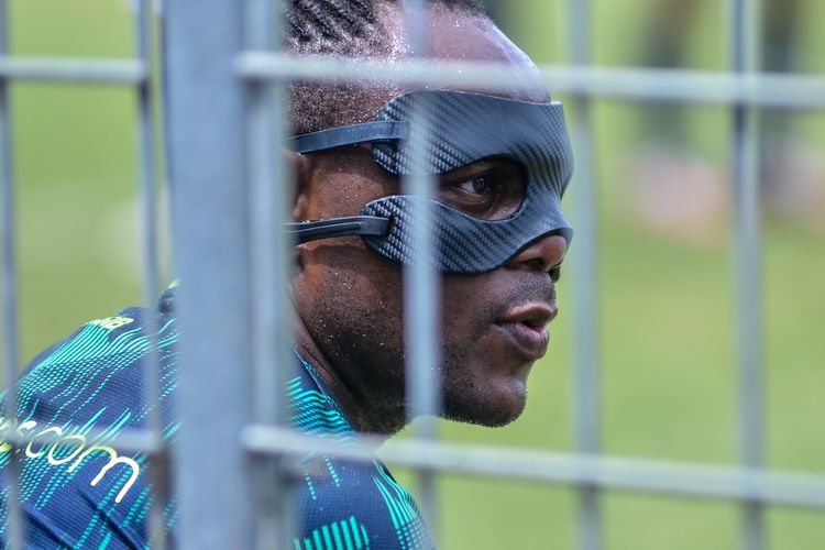 Penampilan baru Victor Igbonefo yang tengah beradaptasi bermain di lapangan mengenakan topeng pelindung wajah usai ia mengalami cedera patah tulang pipi.