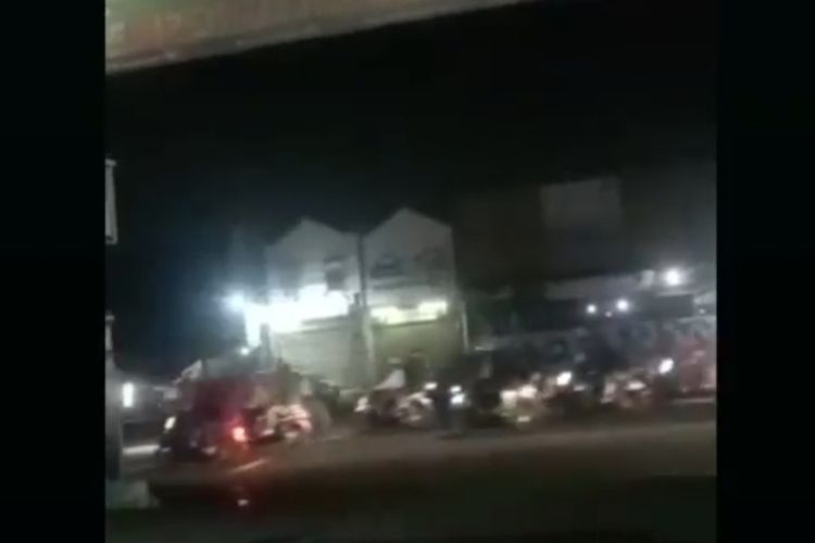Sebuah video yang memperlihatkan rombongan diduga gangster bersenjata tajam sedang konvoi menggunakan sepeda motor di Jalan Raya Cileungsi-Jonggol, Kabupaten Bogor, Jawa Barat, viral di media sosial, Rabu (19/10/2022).
