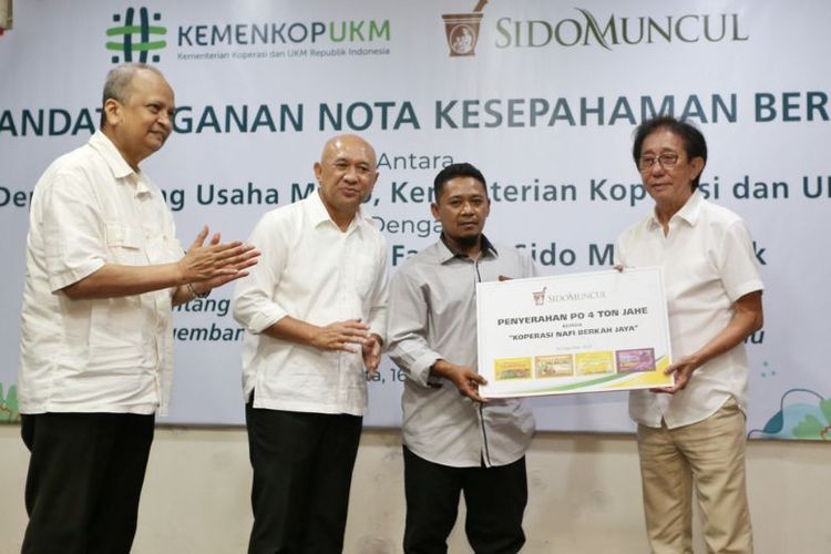 Penyerahan simbolis PO 4 ton simplisia jahe kering (Dok. Sido Muncul)