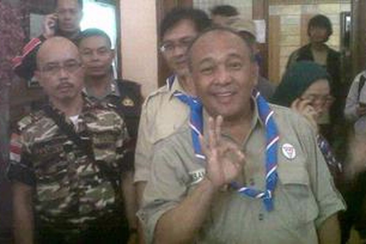 Calon Wakil Gubernur Jawa Barat Lex Laksamana Zainal Lan, seusai meluncurkan sekaligus bermain game online sepak bola 