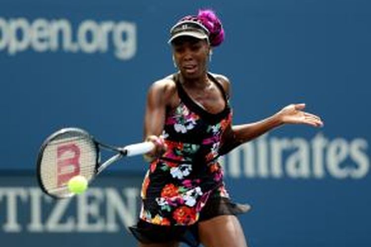 Petenis Amerika Serikat, Venus Williams, memakai gaun bermotif bunga saat bertanding pada babak pertama US Open, melawan Kirsten Flipkens dari Belgia, di New York, Senin (26/8/2013).