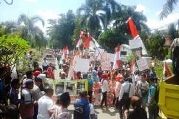 Ratusan warga Desa Nggelu, Kecamatan Lambu, Kabupaten Bima NTB saat menggeruduk kantor Bupati Bima, Senin (01/8/2016). Mereka menuntut Pemerintah segera memperbaiki ruas jalan yang rusak di desa setempat.