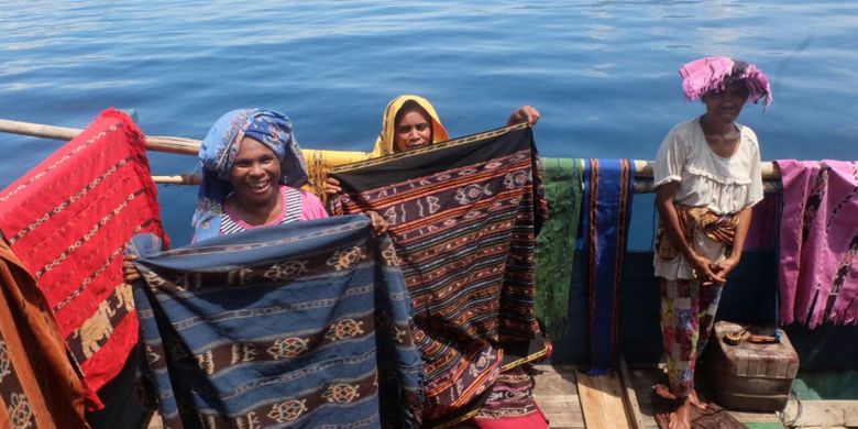 Para penjual kain tenun Alor yang berjualan di atas kapal di Pulau Ternate, Alor, NTT. 