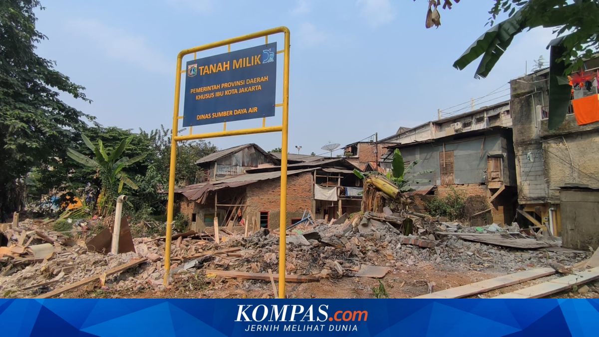 Saat Warga Cawang Ikhlas Rumah Masa Kecilnya Dibongkar demi Bebas Banjir