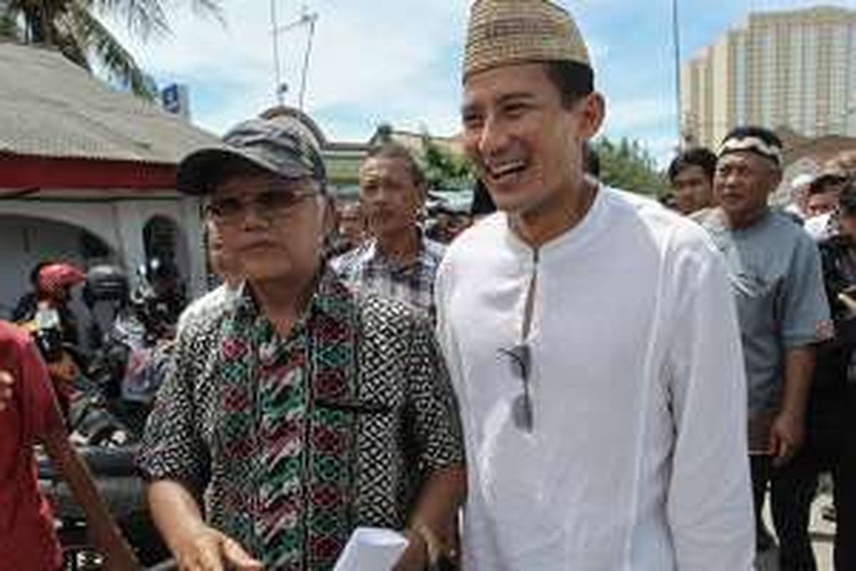 Bakal calon gubernur DKI Jakarta, Sandiaga Uno, bertemu warga Pasar Ikan usai mengikuti shalat Jumat di Masjid Keramat Luar Batang, Penjaringan, Jakarta Utara, Jumat (8/4/2016). Setelah Surat Peringatan 2 diberikan Pemprov DKI, hari ini, warga Pasar Ikan mulai membongkar lapak dagangannya.