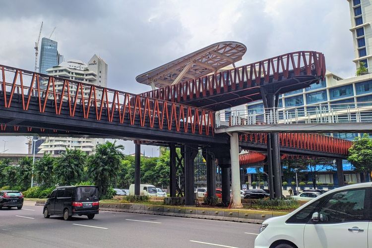 Jembatan Penyeberangan Orang (JPO) bentuk kapal pinisi di Jalan Sudirman, Jakarta Selatan, Selasa (28/12/2021).