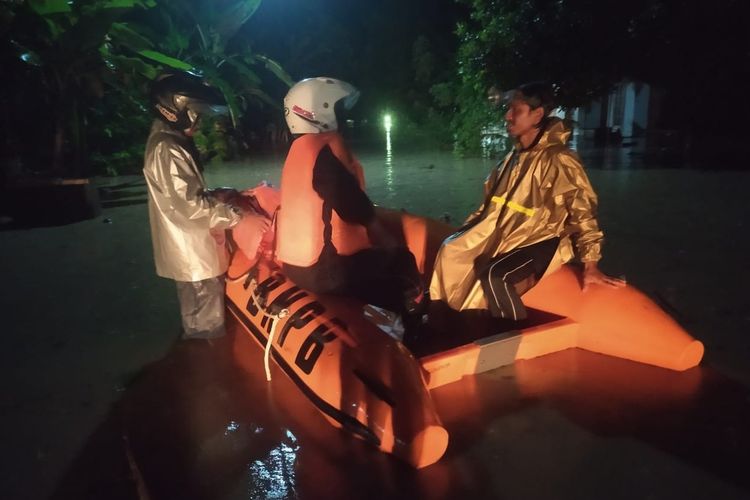 Banjir melanda wilayah di Cilacap, Jawa Tengah, Minggu (26/6/2022) malam.