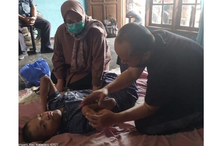 Penyandang disabilitas fisik asal Bandung, Jawa Barat, Ogi Mahmudin, akan mendapatkan fisioterapi rutin berbasis homecare minimal sekali sebulan dari Kemensos.