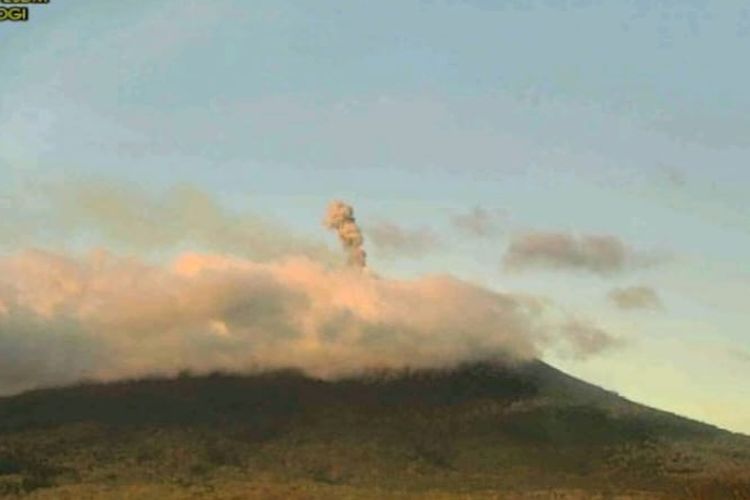 Gunung Ile Lewotolok mengalami erupsi, Selasa (5/12/2023) petang