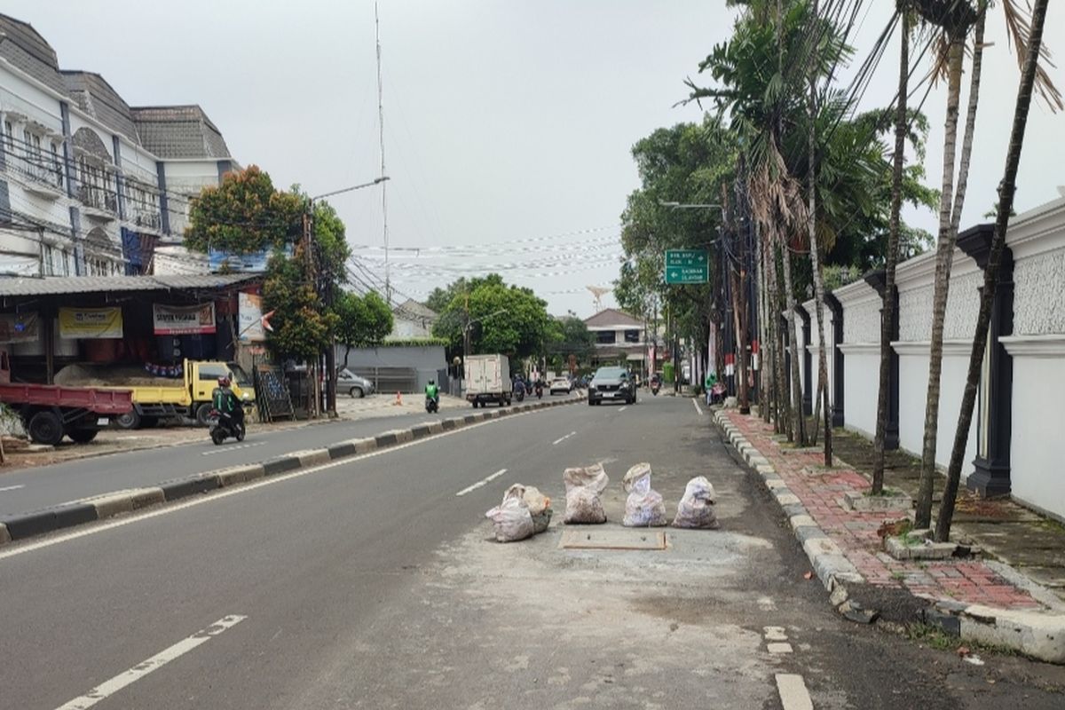 Beberapa karung berisi pasir dan semen berada di tengah Jalan Pejaten Barat, Pasar Minggu, Jakarta Selatan, pada Selasa (3/1/2023). 