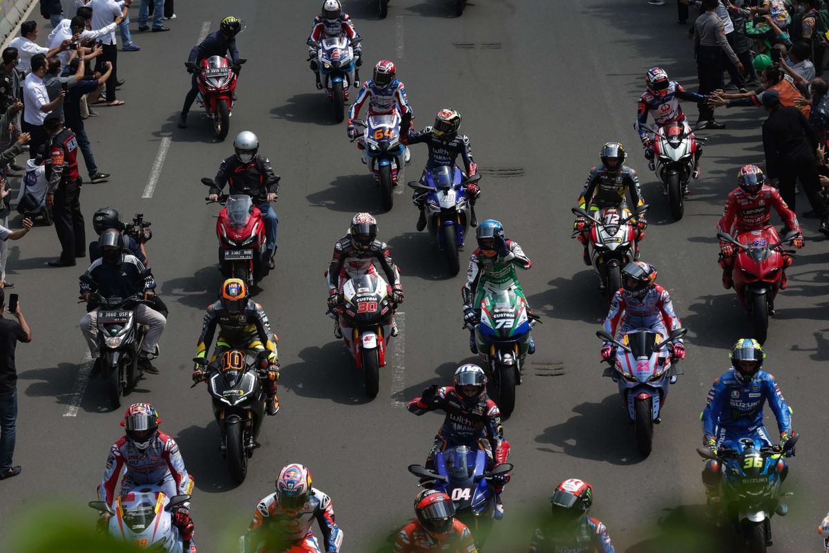 Sebanyak 20 pebalap MotoGP turut serta dalam parade MotoGP di Jakarta, Rabu (16/3/2022). Parade dari depan Istana Merdeka menuju Bundaran Hotel Indonesia, Jakarta Pusat ini sebagai rangkaian acara sebelum memulai balapan di Sirkuit Mandalika, Lombok, Nusa Tenggara Barat, Minggu (20/3/2022).