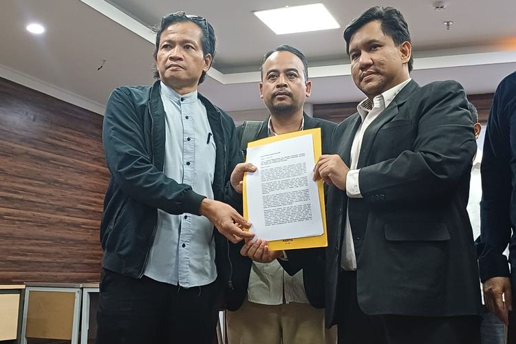 Aktivis HAM Usman Hamid (paling kiri)  menyerahkan surat terbuka Koalisi Masyarakat Sipil ke Mahkamah Konstitusi untuk memanggil Presiden Joko Widodo (Jokowi) dalam sidang sengketa pilpres, Kamis (4/4/2024)