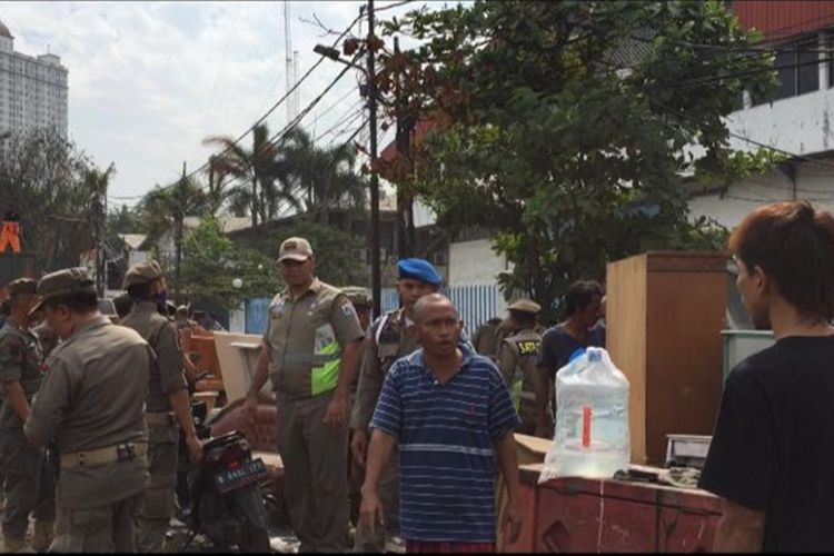 Cekcok antara warga dengan Satpol PP yang terjadi di lokasi penggusuran di Jalan Agung Perkasa VIII, Kecamatan Tanjung Priok, Jakarta Utara, Senin (18/11/2019) sore.