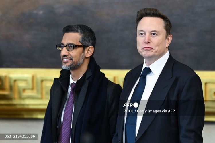 CEO Google Sundar Pichai (kiri) bersama CEO Tesla dan SpaceX Elon Musk pada pelantikan Donald Trump sebagai Presiden Amerika Serikat di US Capitol, Washington DC, AS, Senin (20/1/2025).