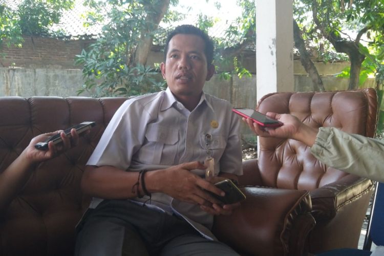 Ketua KPU Kabupaten Sukoharjo, Nuril Huda memberikan penjelasan kepada wartawan terkait perolehan suara pilpres 2019 di seluruh kecamatan di Kabupaten Sukoharjo, Senin (6/ 5/2019). 