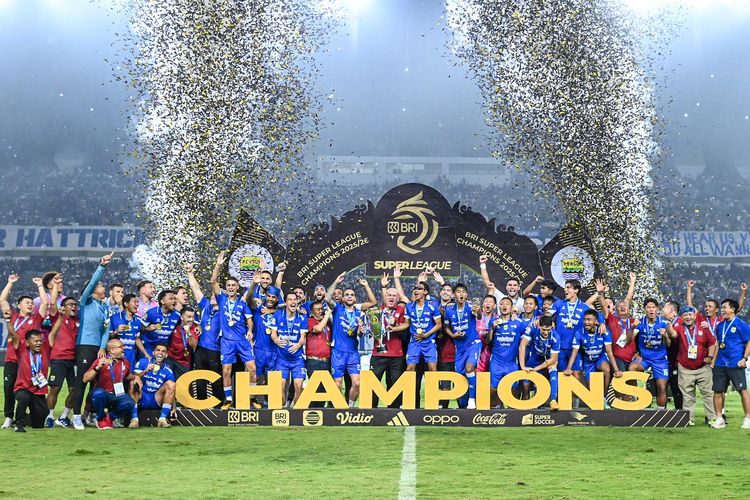 Momen perayaan Persib menjadi juara Super League 2025-2026. Persib Bandung dipastikan jadi juara usai bermain imbang 0-0 dengan Persijap Jepara di Stadion Gelora Bandung Lautan Api, Sabtu (23/5/2026).