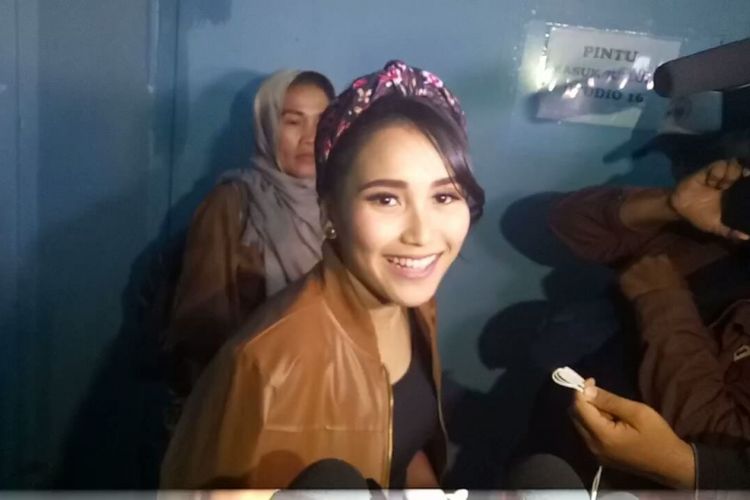 Ayu Ting Ting diwawancara di kawasan Tendean, Jakarta Selatan, Senin  (11/12/2017).