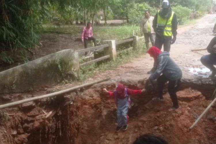 Jembatan di Dusun III Desa Way Galih, Kecamatan Tanjung Bintang, Lampung Selatan yang ambrol, Kamis (6/10/2022).