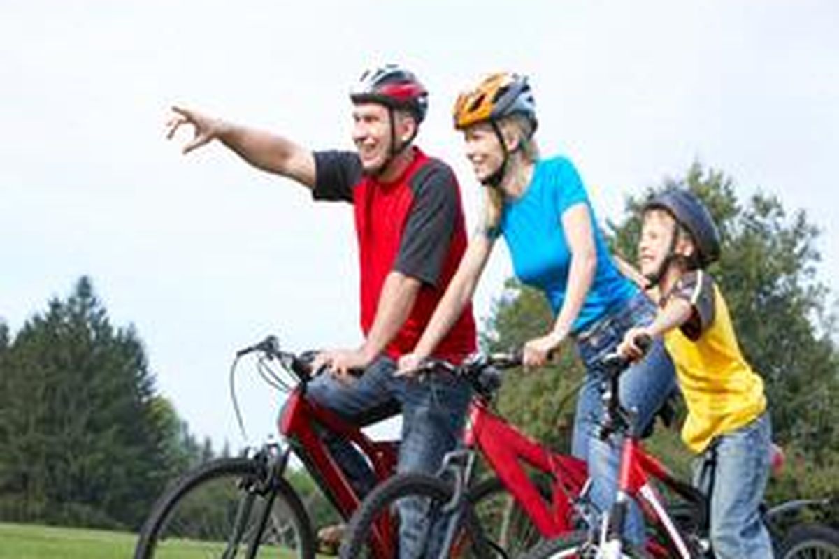 Olahraga bersama keluarga bisa dilakukan dengan banyak cara yang menyenangkan.