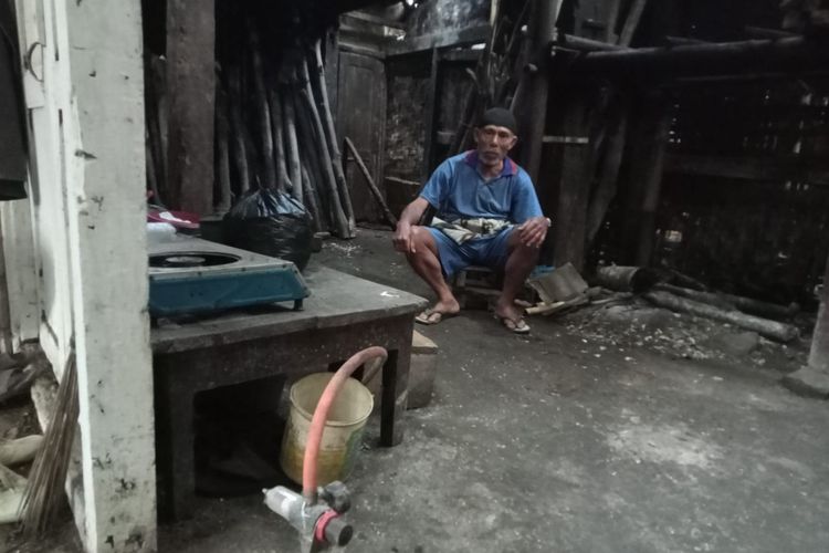 Warga RT 007/RW 001 Dusun Duglig, Desa Bantar, Kecamatan Wanayasa, Kabupaten Banjarnegara, Jawa Tengah (Jateng), Makhuri (70) saat menunjukkan keberadaan kompor khusus yang memanfaatkan gas rawa sebagai bahan bakarnya, Kamis (22/6/2023). Dia mengaku sangat terbantu dengan keberadaan instalasi gas rawa karena bisa menekan pengeluaran untuk pembelian elpiji.