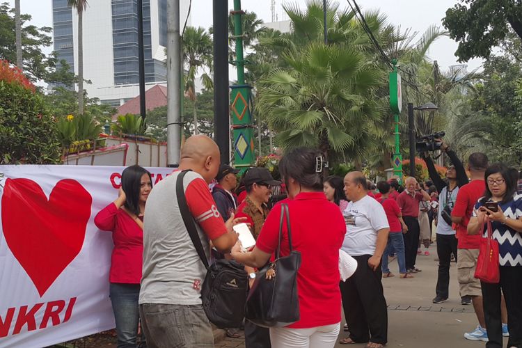 Warga berkumpul di depan Balai Kota DKI Jakarta untuk memberikan dukungan terhadap Gubernur non-aktif DKI Jakarta Basuki Tjahaja Purnama (Ahok), Kamis (11/5/2017).