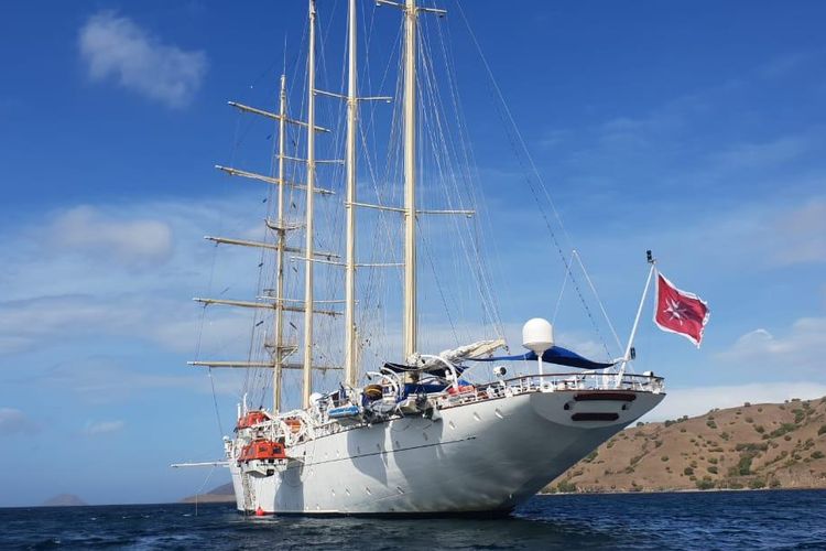 Star Clipper, sebuah kapal pesiar berbendera Malta menyinggahi Batam, Kepulauan Riau, Sabtu (8/6/2019).