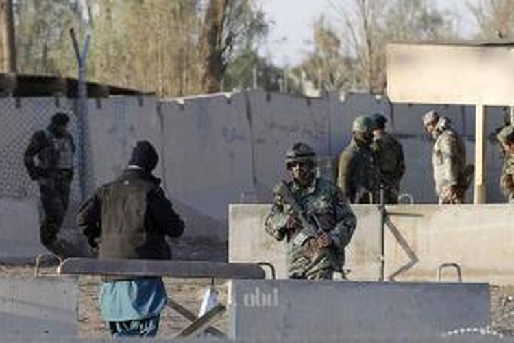 Pasukan keamanan Afganistan berjaga-jaga di pintu masuk Bandara Kandahar setelah militan Taliban menyerbu gedung di tempat itu pada Selasa malam.