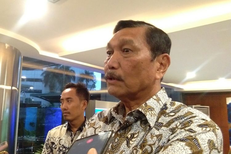 Menko Maritim dan Investasi, Luhut B Pandjaitan memberikan keterangan pers kepada awak media sebelum balik ke kediamannya, Jakarta, Jumat (10/1/2020).