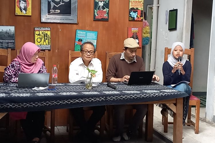 Aan (kerudung) saat jumpa pers di kantor LBH Yogyakarta, Jumat (4/11/2022)