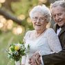 Rayakan 60 Tahun Bersama, Pasangan Ini Pakai Baju Saat Menikah