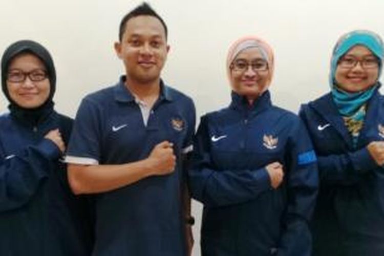 Tim Sport Nutrisionist Timnas U-19,  Mirza Hapsari Titis Penggalih, Nadia Hanun Narruti, dan Diana Pratiwi, serta dokter Timnas U-19, Alfan Nur Asyhar.