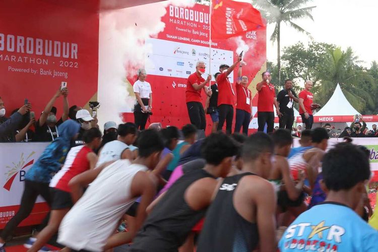 Gubernur Jawa Tengah, Ganjar Pranowo melepas peserta Borobudur Marathon (BM) 2022, ajang sport tourism paling bergengsi di Jateng dengan mengibarkan bendera start pukul 05.00 WIB, Sabtu (12/11/2022).