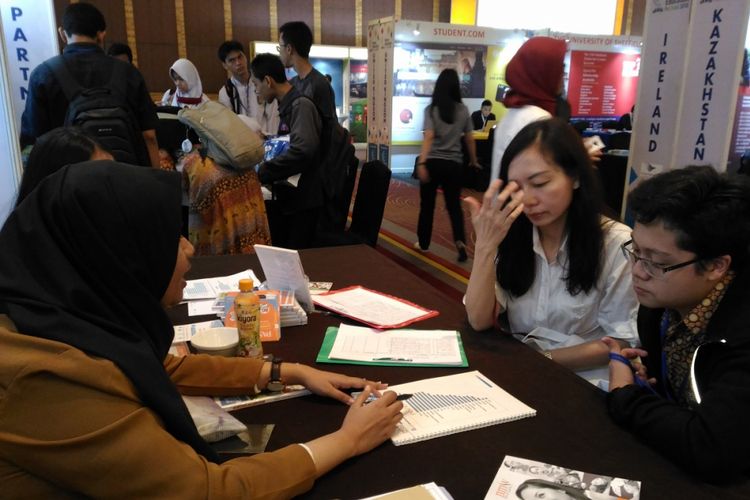 Orang tua mendapingi calon mahasiswa dalam mencari jurusan di perguruan tinggi yang sesuai dengan minat dan bakat pada pameran pendidikan di Hotel Pullman Jakarta, Kamis (2/2/2018).