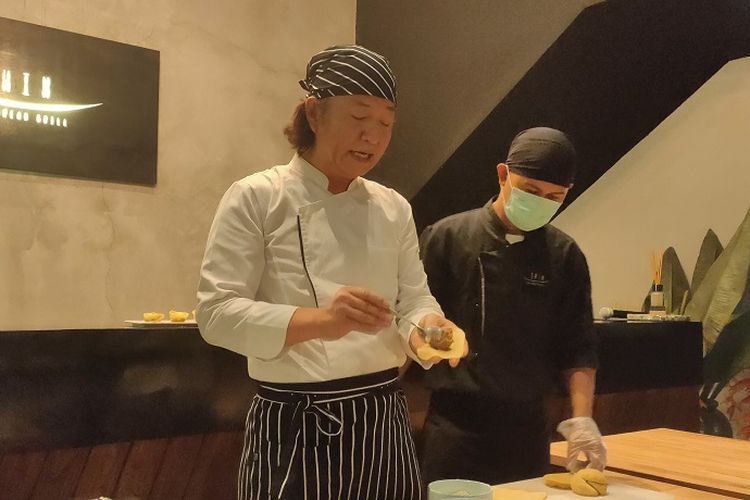 Executive Chef, David Shin tengah mempraktekkan demo membuat hidangan Korean Beef Ravioli kepada media di Restoran Shin The Korean Grill, Kebayoran Baru, Jakarta Selatan, Kamis (12/12/2019).