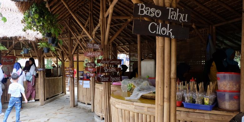 Area makan layaknya food court di The Lodge Maribaya, Bandung, Jawa Barat.