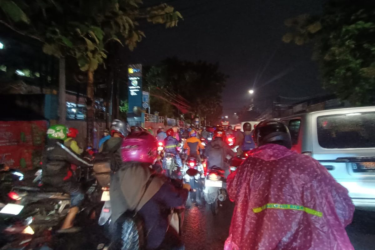 Kemacetan di Jalan Raya Bogor imbas meluapnya Kali Baru, Kramatjati, Jakarta Timur, Rabu (3/4/2024).