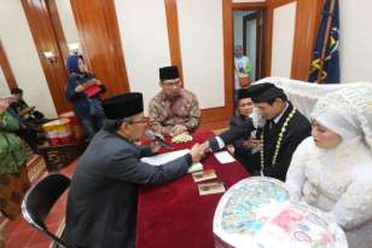 Wali Kota Bandung Ridwan Kamil saat menjadi saksi pernikahan salah satu pasangan warga Kecamatan Astana Anyar. KOMPAS.com/DENDI RAMDHANI