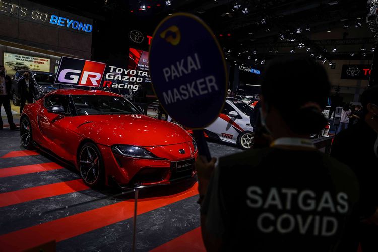 Suasana pameran mobil yang dipamerkan dalam Jakarta Auto Week (JAW) 2022, Jakarta Convention Center (JCC), Senayan, Jakarta Pusat, Sabtu (12/3/2022). Gabungan Industri Kendaraan Bermotor Indonesia (Gaikindo) menargetkan hingga 150 ribu pengunjung yang datang ke pameran yang digelar hingga 20 Maret 2022 tersebut dan diharapkan dapat membantu meningkatkan penjualan otomotif di Indonesia.