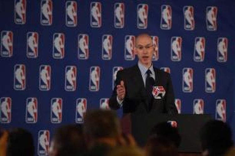 Komisioner Asosiasi Basket Amerika (NBA) Adam Silver, memberikan keterangan pers terkait pernyataan rasis pemilik Los Angeles Clippers Donald Sterling, di Hotel Hilton, New York, Selasa, 29 April 2014. Asosiasi Basket Amerika (NBA) melarang pemilik LA Clipper Donald Sterling terlibat di liga basket profesional setelah pernyataan bernada rasis yang dilontarkannya.