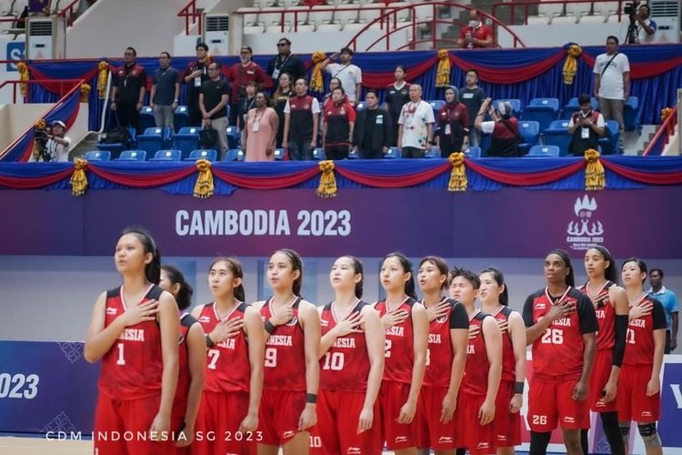 Timnas bola basket putri Indonesia saat menyanyikan lagu Indonesia Raya menjelang pertandingan melawan Singapura di Morodok Techo Indoor Sport Elephant Hall 2, Minggu (14/5/2023). Kemenangan atas Singapura menyempurnakan kiprah timnas basket putri Indonesia yang berhasil meraih medali emas SEA Games 2023 Kamboja. Artikel ini memuat klasemen medali SEA Games 2023. 