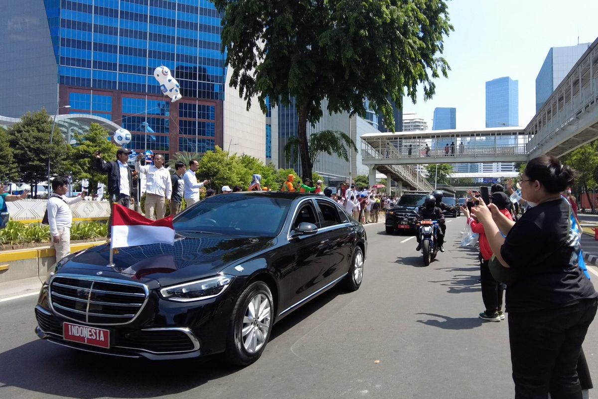 Presiden RI Joko Widodo melintas jalan Semanggi menuju kompleks DPR/MPR RI, Jakarta, Minggu (20/10/2024).