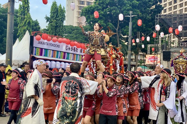 Omikoshi atau mikoshi merupakan tandu suci tradisional jepang yang digunakan dalam festival, termasuk Festival Jak-Japan Matsuri 2025. Masyarakat Jepang meyakini bahwa dewa sementara bersemayam di dalam omikoshi, sementara masyarakat mengusung dewa keliling kota.