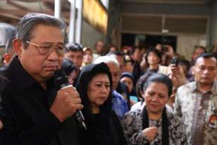 Presiden ke-6 RI Susilo Bambang Yudhoyono dan Ani Yudhoyono memberikan keterangan pers usai melayat Mike Mohede di rumah duka di Jalan Kuricang Raya, Bintaro, Tangerang Selatan, Senin (1/8/2016).