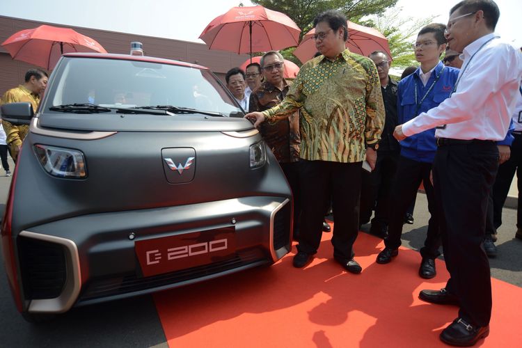 Wuling E200 unjuk kebolehan di depan Menteri Perindustrian Airlangga Hartarto.
