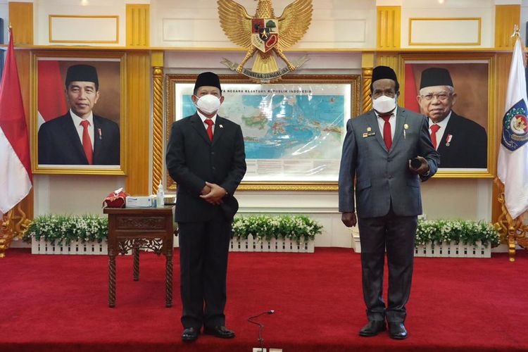 Menteri Dalam Negeri Tito Karnavian bersama Sekda Papua Dance Yulian Flassy usai pelantikan di Kementerian Dalam Negeri, Jakarta, Senin (1/3/2021).