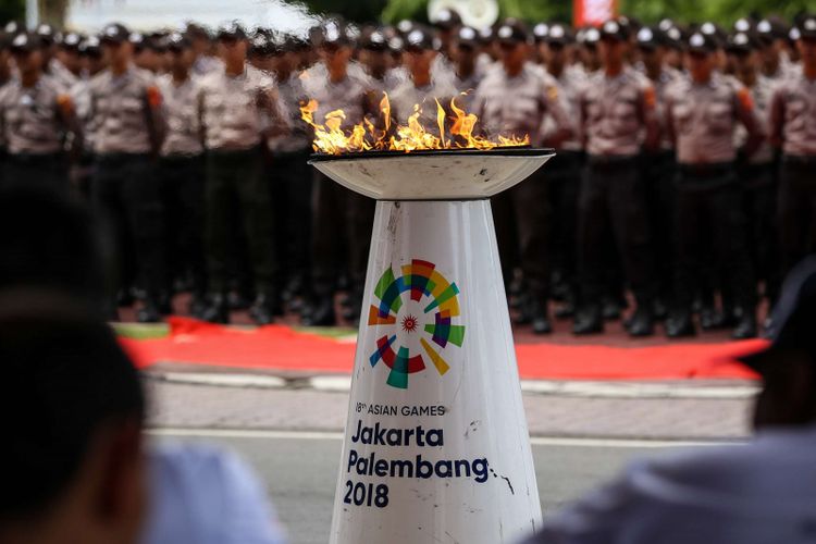 Obor terlihat saat pawai obor Asian Games 2018 untuk diarak keliling Kota Banda Aceh, Selasa (31/7/2018). Obor diarak sejauh 10 kilometer kemudian diterbangkan menuju kota Medan, Sumatera Utara.