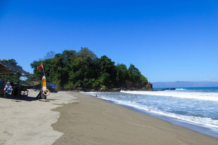 Pantai Pelabuhan Ratu, yang merupakan bagian dari Ciletuh-Pelabuhan Ratu UNESCO Global Geopark