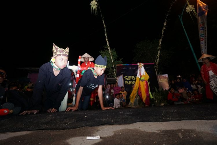 Salah satu fragmen Seblang Bakungan yaitu membajak sawah. Seblang Bakungan adalah salah satu tradisi yang digelar tiap tahun untuk bersih desa